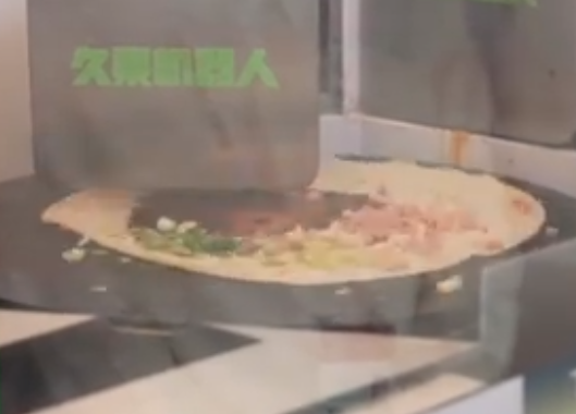 智博会煎饼机器人出圈，智能设备玩转餐饮赛道