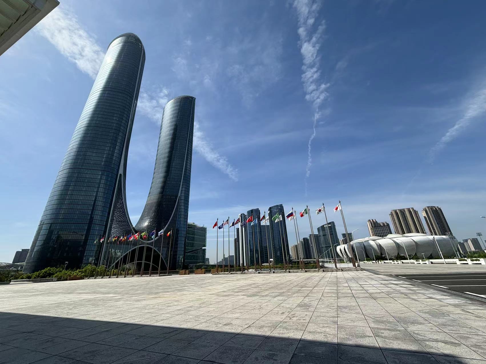 數(shù)字新基建加速智慧城市演進(jìn)：機(jī)遇、挑戰(zhàn)與未來(lái)路徑